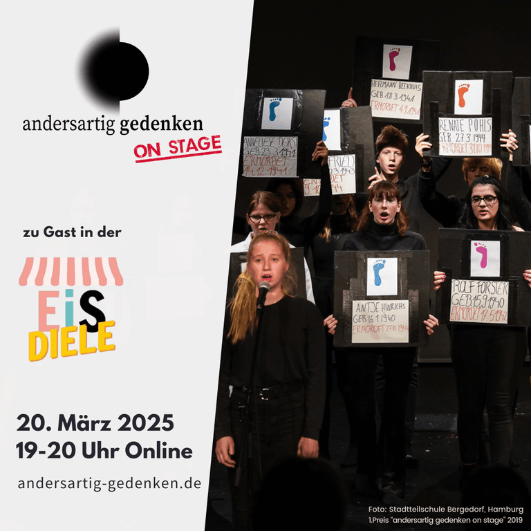 Szenenbild einer Aufführung von einer Schultheatergruppe aus dem Theaterwettbewerb andersartig gedenken on stage. Logo des Theaterwettbewerbs und der EiS-Diele. Termin: 20. März 2025, 19-20 Uhr Online