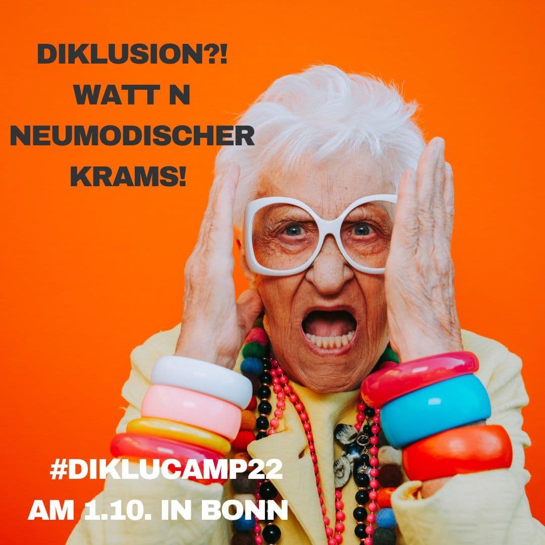 Oma fasst sich an die Brille und schreit. Text: Watt n neumodischer Krams. Diklucamp22 am 1.10. in Bonn
